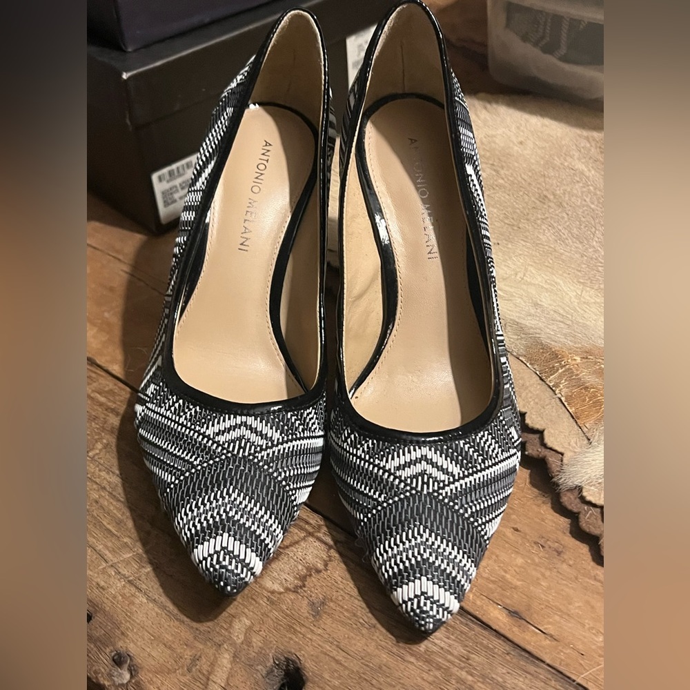 Beautiful Tribal Print Pumps! Sz 8